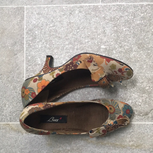 Baci Shoes - Fabric floral pumps, size 9 like new